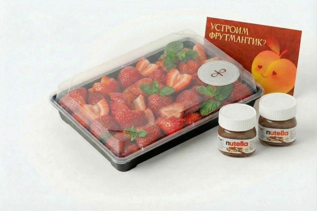 

Фруктовая тарелка Фруткорт: клубника-сердце 370 г, Nutella 25 г x 2 шт., открытка