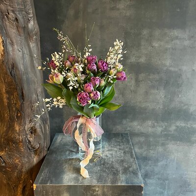 Букет с тюльпанами и генистой