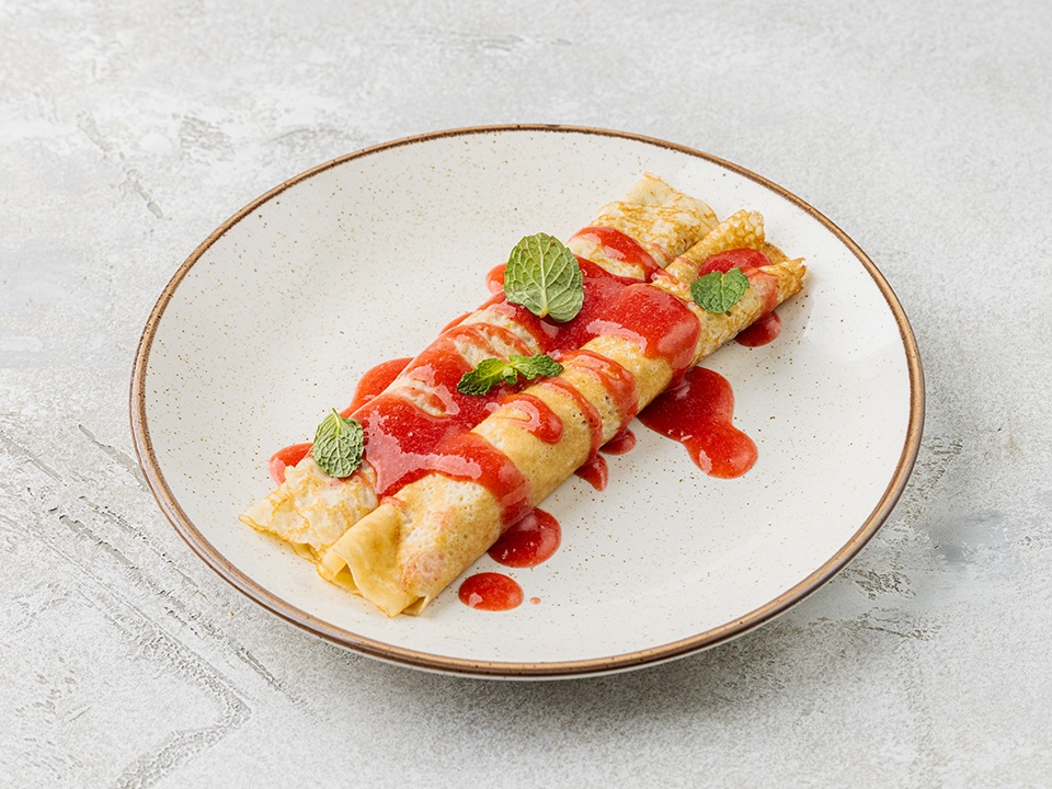 Блинчики с фисташкой и клубничным соусом