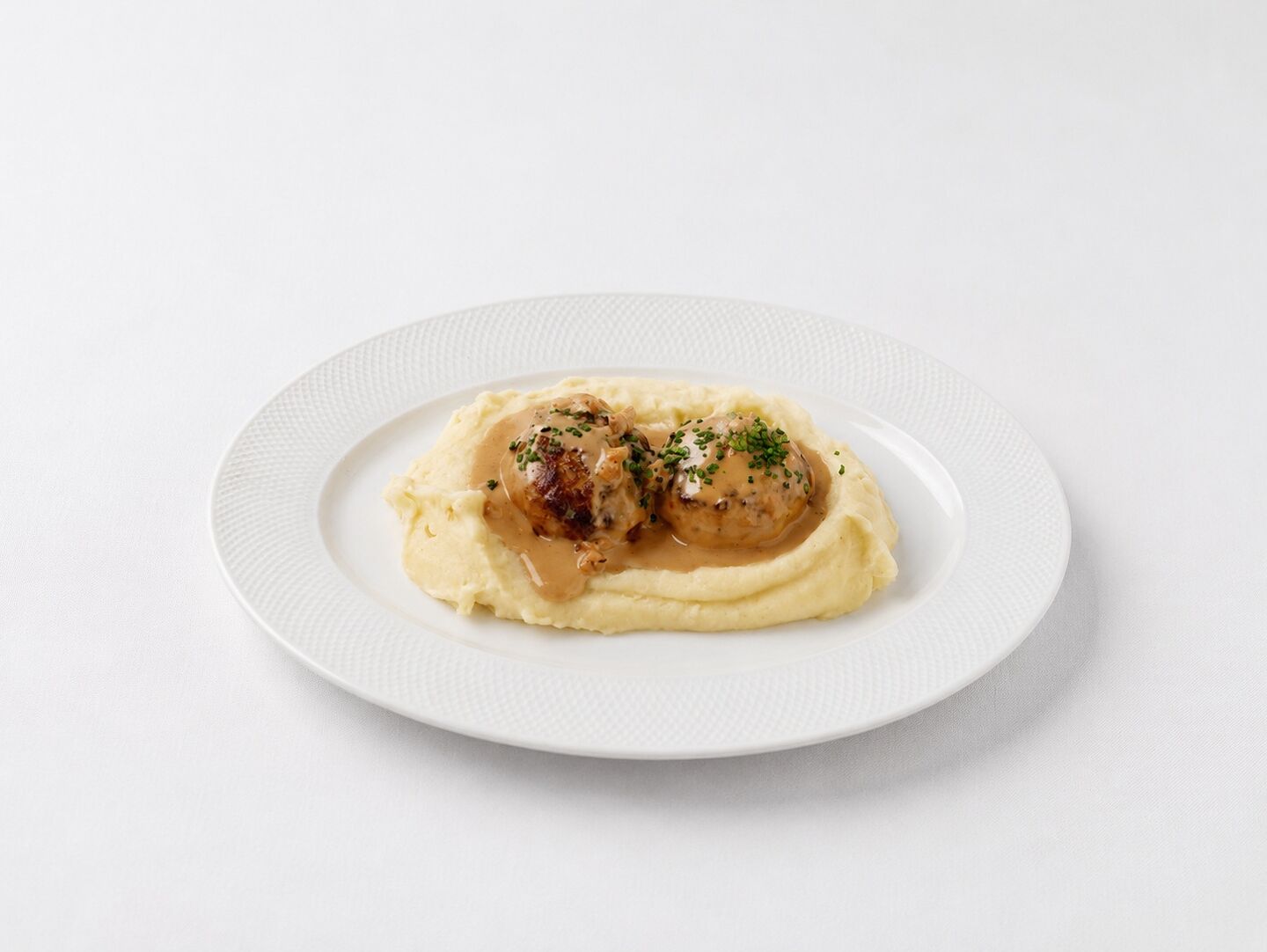 Щучьи котлеты с картофельным кремом и креветочным соусом