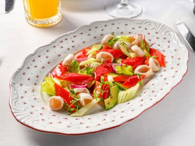Салат с кальмарами, перцем рамиро, и сельдереем