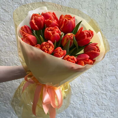 Яркий весенний букет из 15 оранжевых тюльпанов