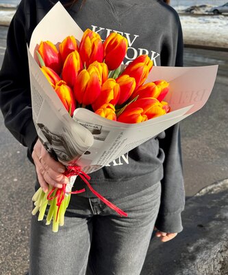 Букет из 21 красно-желтого тюльпана