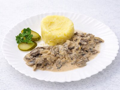БЕФСТРОГАНОВ С ПЮРЕ И ГРИБАМИ