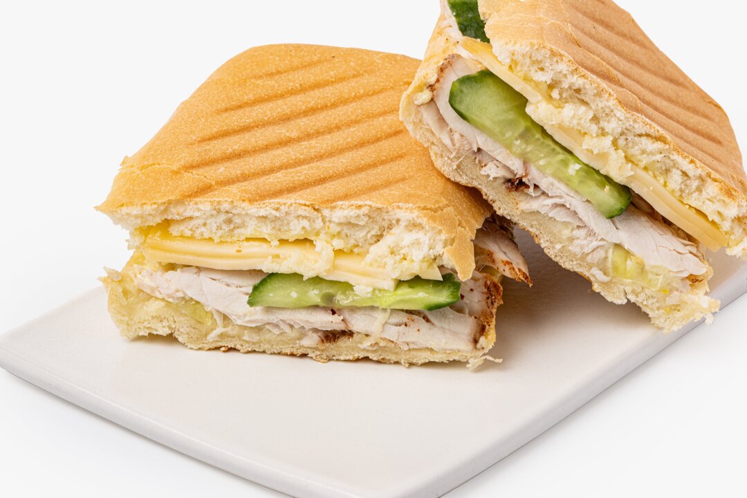 

Панетта ВкусВилл с запеченной индейкой сыром гауда и горчичным соусом 190 г