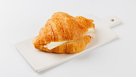 Круассан пшеничный с куриной ветчиной и сыром 