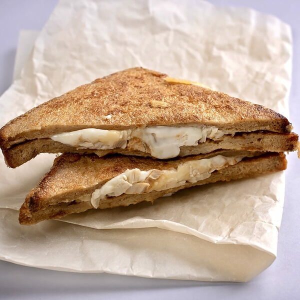 Горячий тост в яйце с курицей и сыром