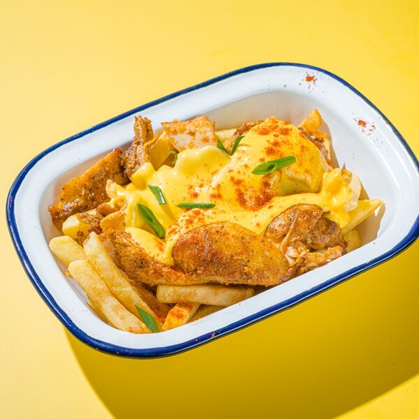 Картофель фри с сырным соусом и курицей