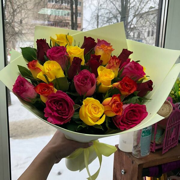 Букет из 21  разноцветных роз