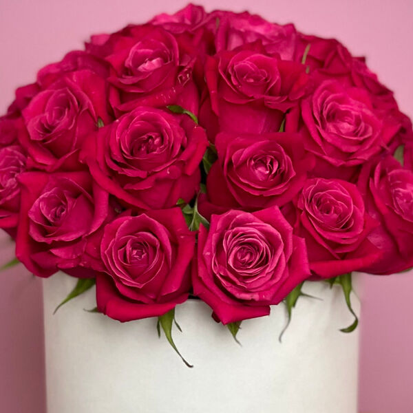 Малиновые розы в шляпной коробке М