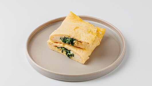 Закрытый омлет с зеленью, шпинатом и сыром, кафе