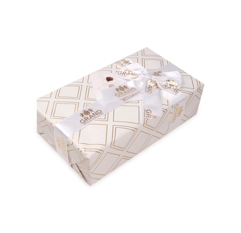 

Ассорти шоколадных конфет Grand в белой упаковке с бантом 175 г Бельгия