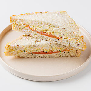 Сэндвич с лососем и яичным салатом, кафе