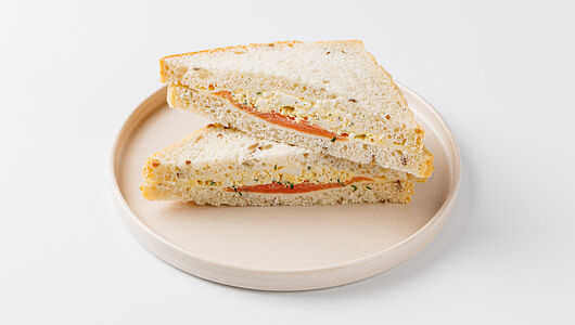 Сэндвич с лососем и яичным салатом, кафе