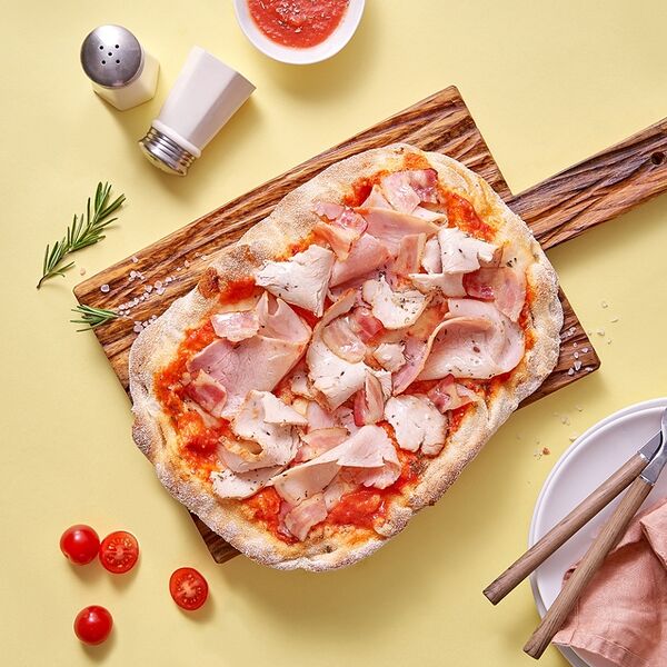Римская пицца Мясная с томатным соусом и моцареллой