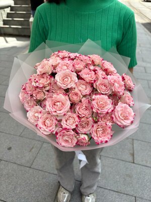 Букет из розовых кустовых роз в матовой плёнке