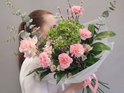Букет из живых цветов  с гортензией Весенний стиль