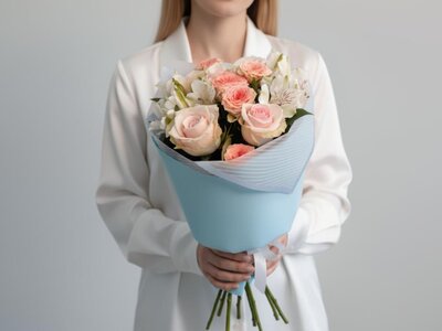Букет из живых цветов с розами и альстромерией Румянец Ангела Ш20хВ40 см