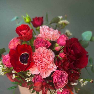 Композиция в коробке с анемоном и розами «with love»