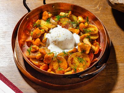 Жареный картофель, лисички, яйцо пашот, сметана