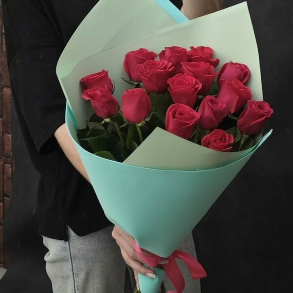 15 красных фирменных роз в стильной упаковке