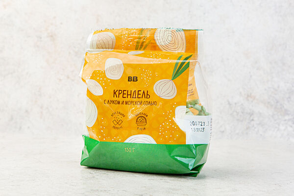 Крендель с луком и морской солью