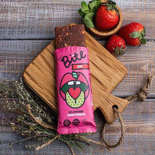 Батончик фруктово-ореховый SlimBite «Вишня-миндаль»