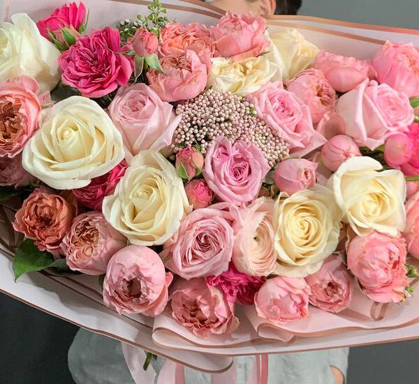 Авторский букет из пионовидных роз