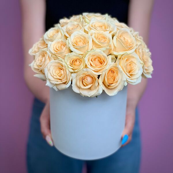 Кремовые розы в шляпной коробке М