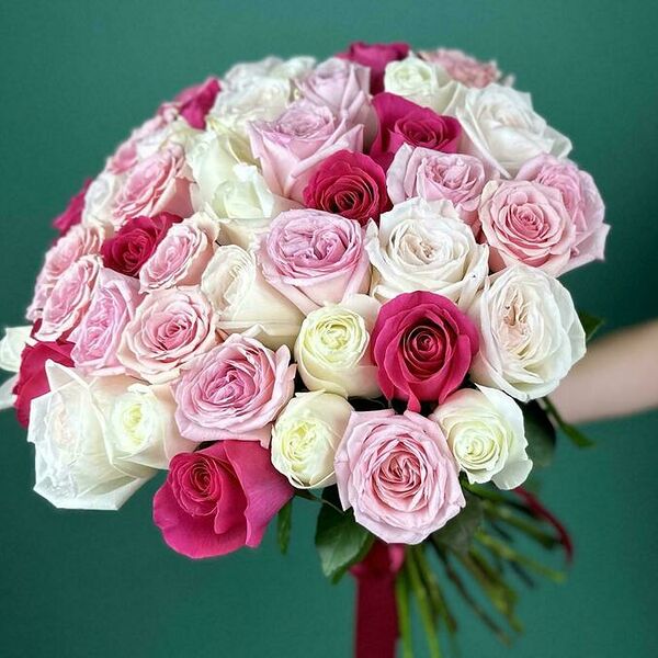 Букет цветов из 45 пионовидных и сингл роз Эквадор (микс)