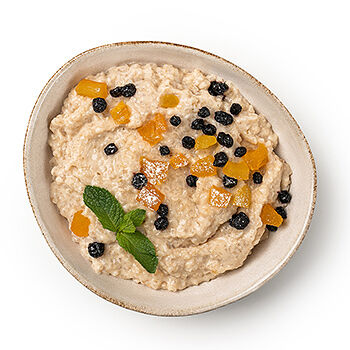 Каша ячневая на топлёном молоке с черникой