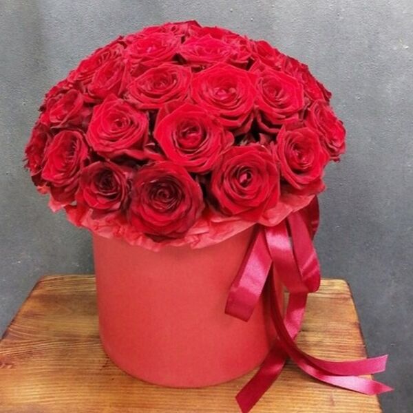 51 роза в коробке