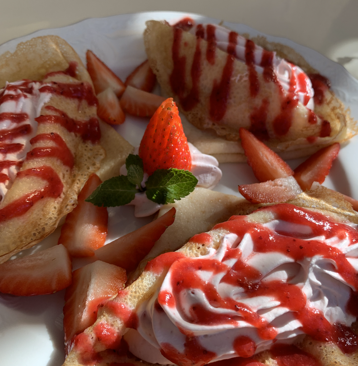 Блины с сыром маскарпоне и клубникой