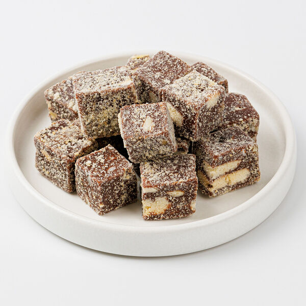 Десерт шоколадный с кусочками печенья и миндаля