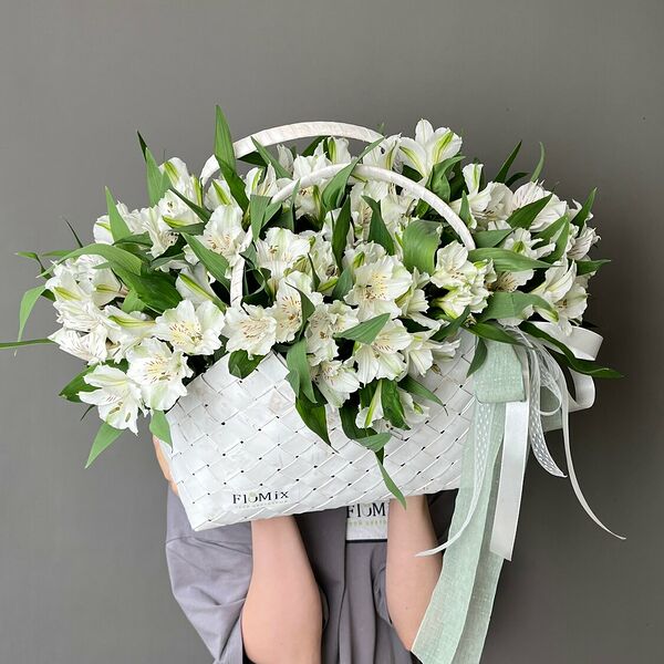 15 белых альстромерий в лукошке