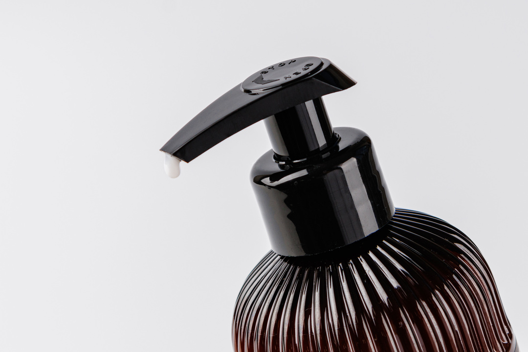 

Бальзам парфюмированный восстанавливающий для всех типов волос ВкусВилл "Табак и Ваниль", 300 мл