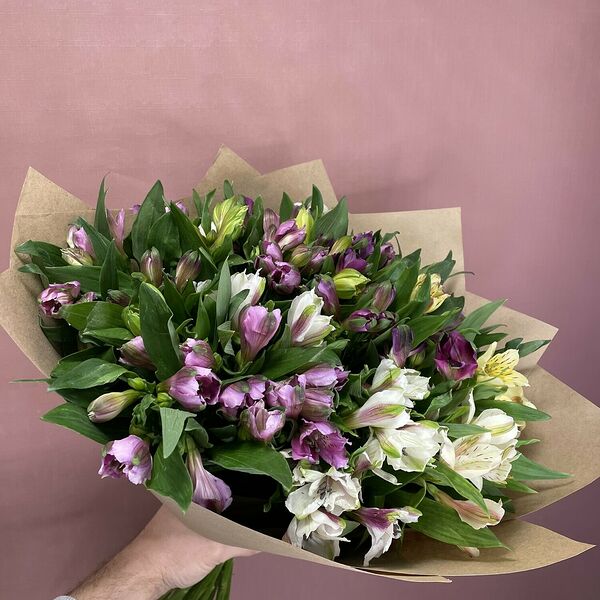 Букет из яркой альстромерии 25