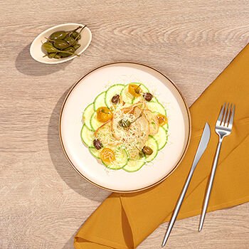 Карпаччо из кабачков с вяленными томатами черри, оливками таджаске и сыром Гоя, 115г