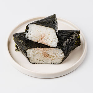 Онигири с тунцом в майонезе