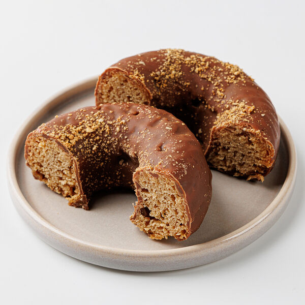 Пончик веган с семенами гречихи в шоколаде, кафе