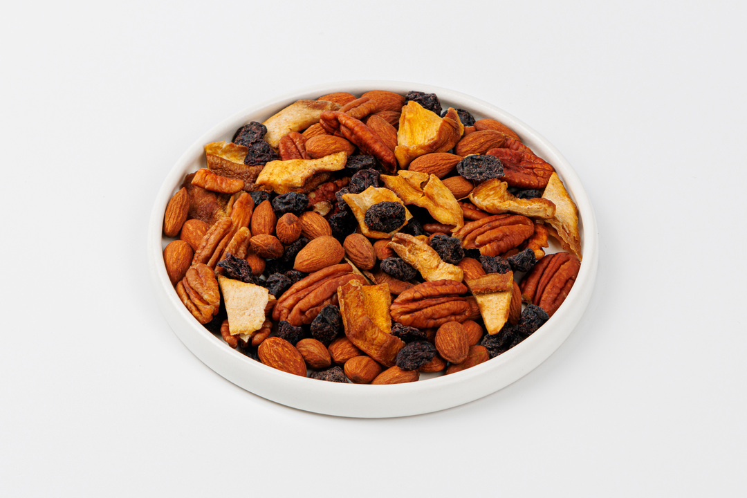 

Смесь из орехов, сушеного манго и голубики