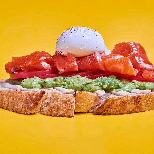 Авокадо-тост с лососем и яйцом пашот.