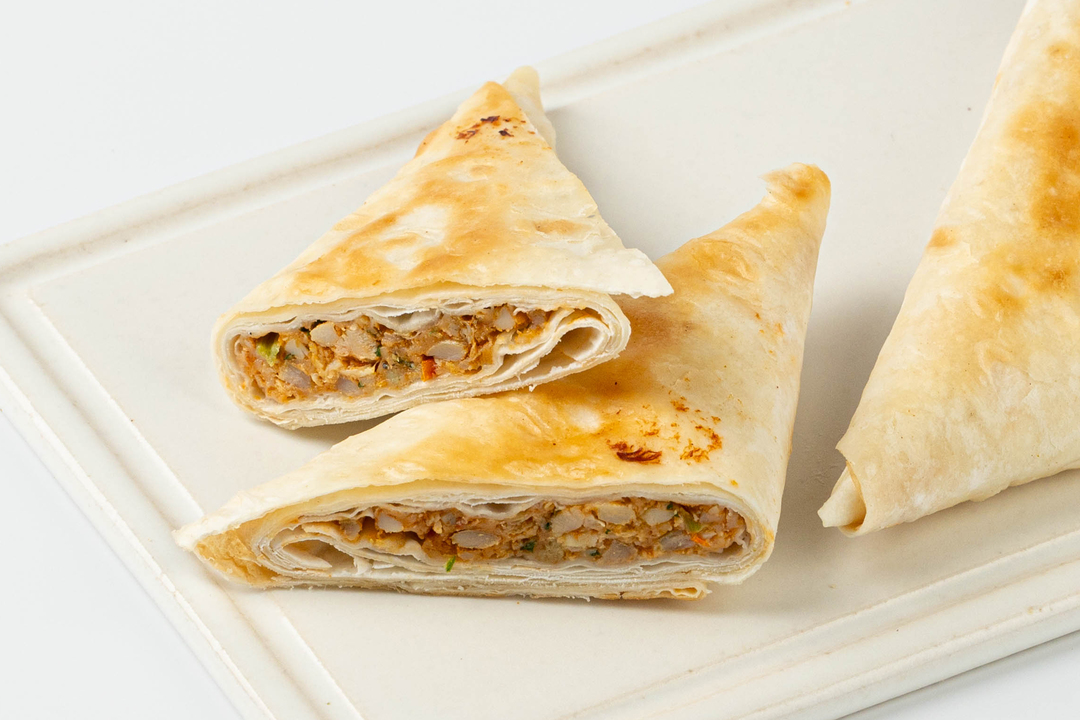 

Конвертики с курицей, сыром и томатами с зеленью