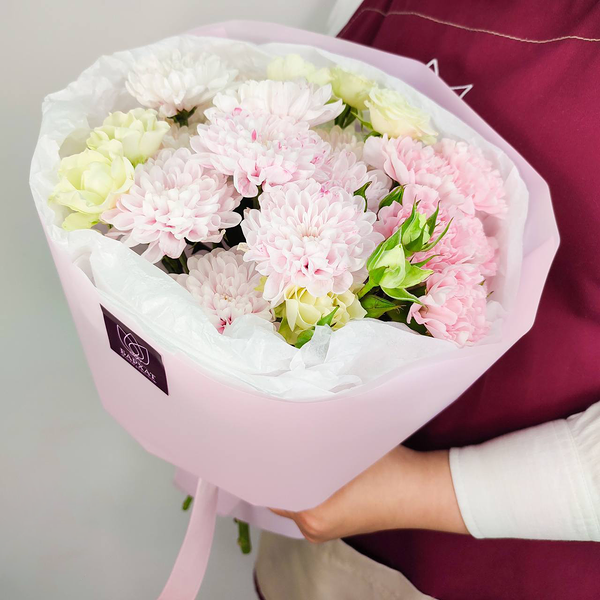 Букет из цветов, авторский букет из хризантем, роз и гвоздик Адель