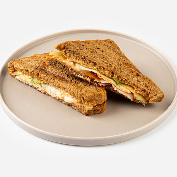 Сэндвич с курицей и печеным перцем, кафе