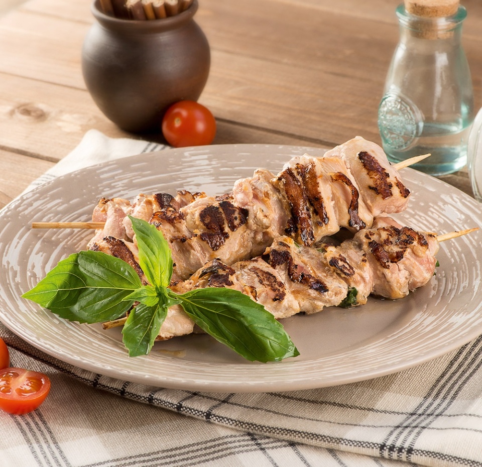 

Шашлык из бедра цыпленка в маринаде с белым вином Почти готово