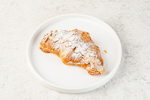 Круассан миндальный. Пекарня