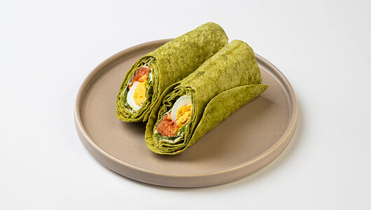 Сэндвич ролл с лососем и шпинатом