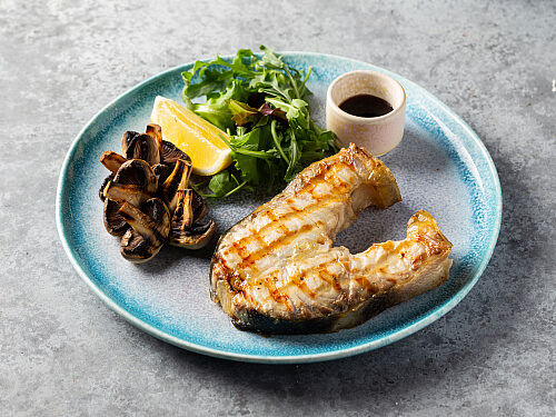 Стейк из осетрины с грибами