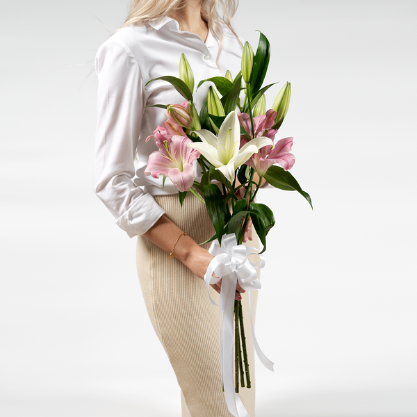 5 Лилий в шелковой ленте